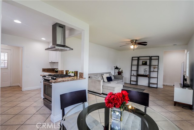 Detail Gallery Image 12 of 28 For 1009 Fairlawn St, Santa Ana,  CA 92703 - 3 Beds | 1/1 Baths