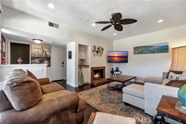 Detail Gallery Image 6 of 36 For 16396 Martin Ln #118,  Huntington Beach,  CA 92649 - 2 Beds | 2/1 Baths