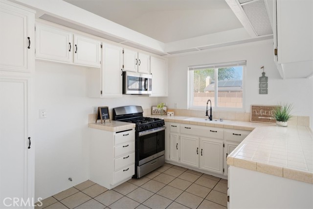 Detail Gallery Image 10 of 35 For 44632 17th, Lancaster,  CA 93534 - 5 Beds | 2 Baths