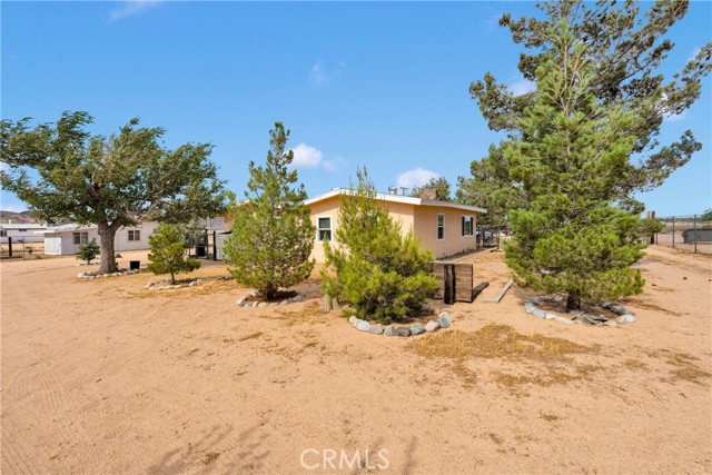 10378 Willow Wells Avenue, Lucerne Valley CA: https://media.crmls.org/medias/570c3934-9aac-476b-bb08-6b2108515749.jpg