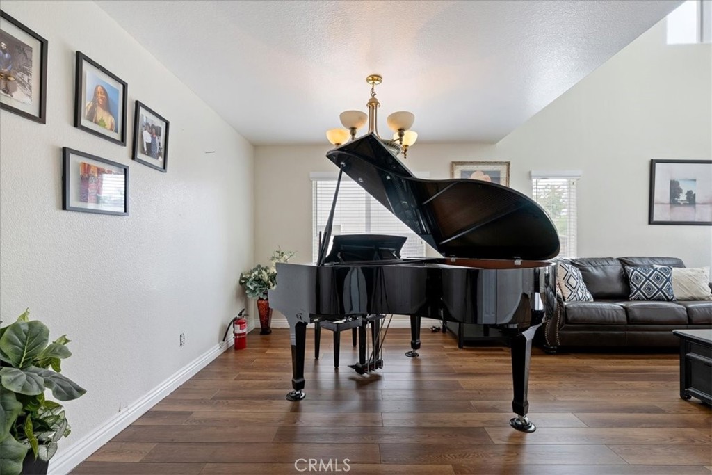 https://media.crmls.org/medias/570cafc6-5ca1-4833-9c18-cc6991a06177.jpg?preset=X-Large