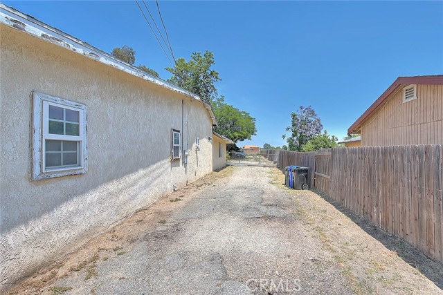 645 N Maple Avenue, Fontana CA: https://media.crmls.org/medias/570cd47a-1add-4069-a690-b77d0334b1cd.jpg