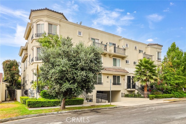 Detail Gallery Image 1 of 31 For 3501 Tilden Ave #8,  Los Angeles,  CA 90034 - 3 Beds | 3/1 Baths