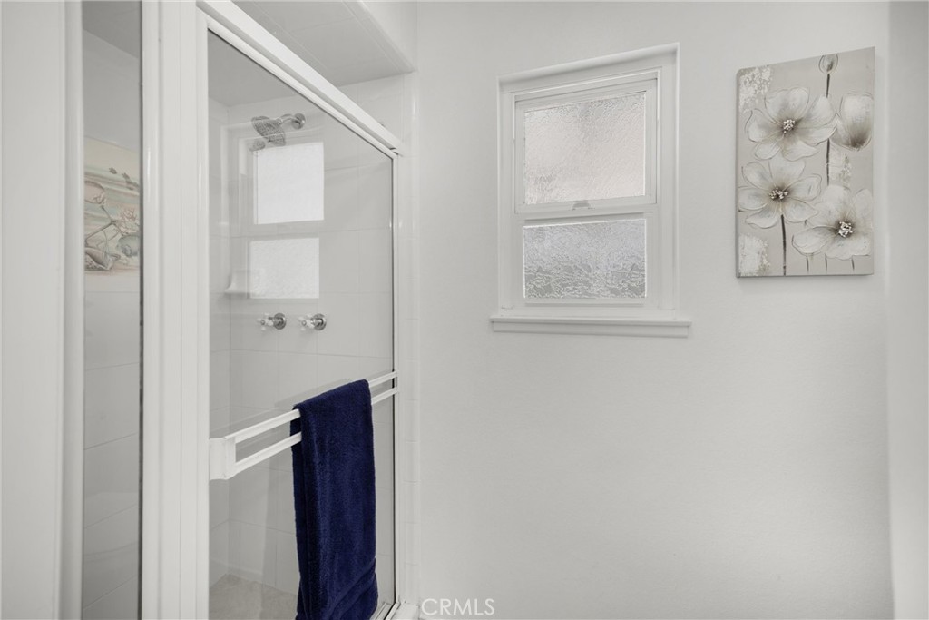 https://media.crmls.org/medias/570e96e5-b50d-4d29-a33b-211f20da4239.jpg?preset=X-Large