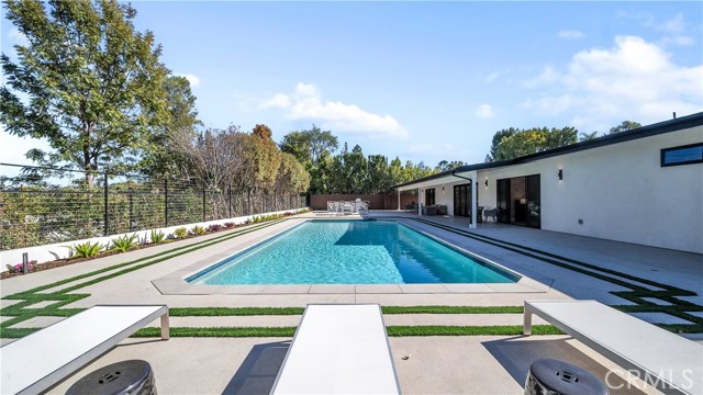 Detail Gallery Image 22 of 39 For 18829 Paseo Nuevo Dr, Tarzana,  CA 91356 - 4 Beds | 4/1 Baths
