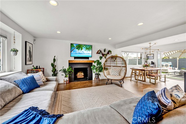 2218 S Linda Way, Santa Ana CA: https://media.crmls.org/medias/5712b06d-8d2b-4f19-bded-d91cc331d099.jpg