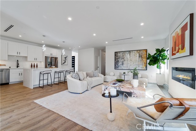 Detail Gallery Image 2 of 20 For 7717 Jamieson Ave, Reseda,  CA 91335 - 3 Beds | 3 Baths