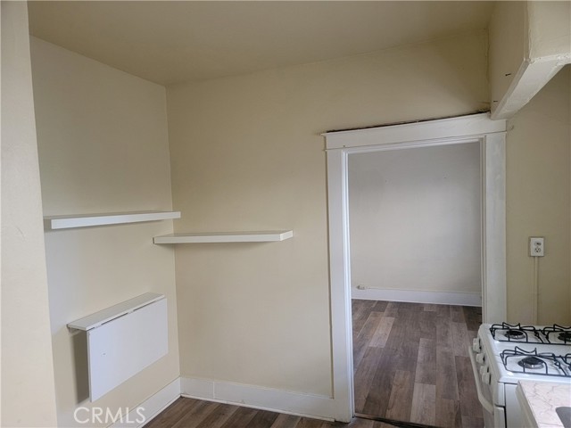 323 W 4th Street, Long Beach CA: https://media.crmls.org/medias/5715cdd4-d88d-425e-be80-094715e27a13.jpg