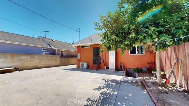 5854 Woodlawn Avenue, Los Angeles CA: https://media.crmls.org/medias/57196396-7595-478b-b5a4-f30e3aeb6899.jpg