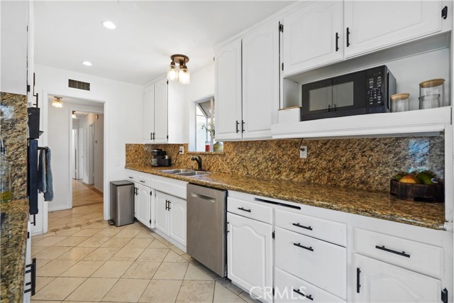 20854 runnymede st, Winnetka CA: https://media.crmls.org/medias/571bc353-21e8-4d13-920b-520e64d07bee.jpg