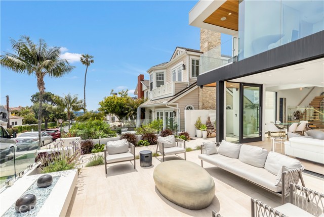 Detail Gallery Image 5 of 62 For 221 Heliotrope Ave, Corona Del Mar,  CA 92625 - 4 Beds | 5/1 Baths