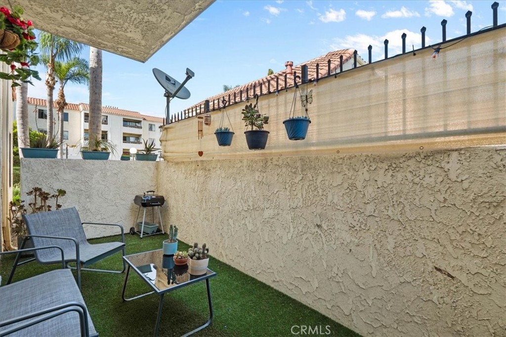 https://media.crmls.org/medias/571ce0e6-72a4-4a8e-a1d2-4d1063186311.jpg?preset=X-Large