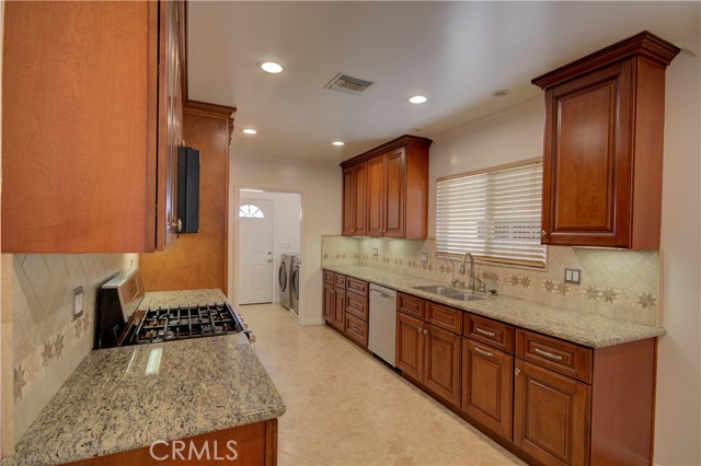 Detail Gallery Image 3 of 21 For 1367 E Windsor, Glendale,  CA 91205 - 3 Beds | 2/1 Baths