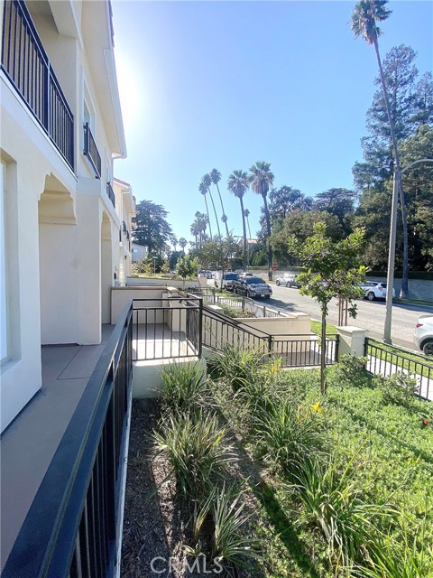 Detail Gallery Image 5 of 17 For 300 E Alhambra Rd #E,  Alhambra,  CA 91801 - 2 Beds | 3 Baths