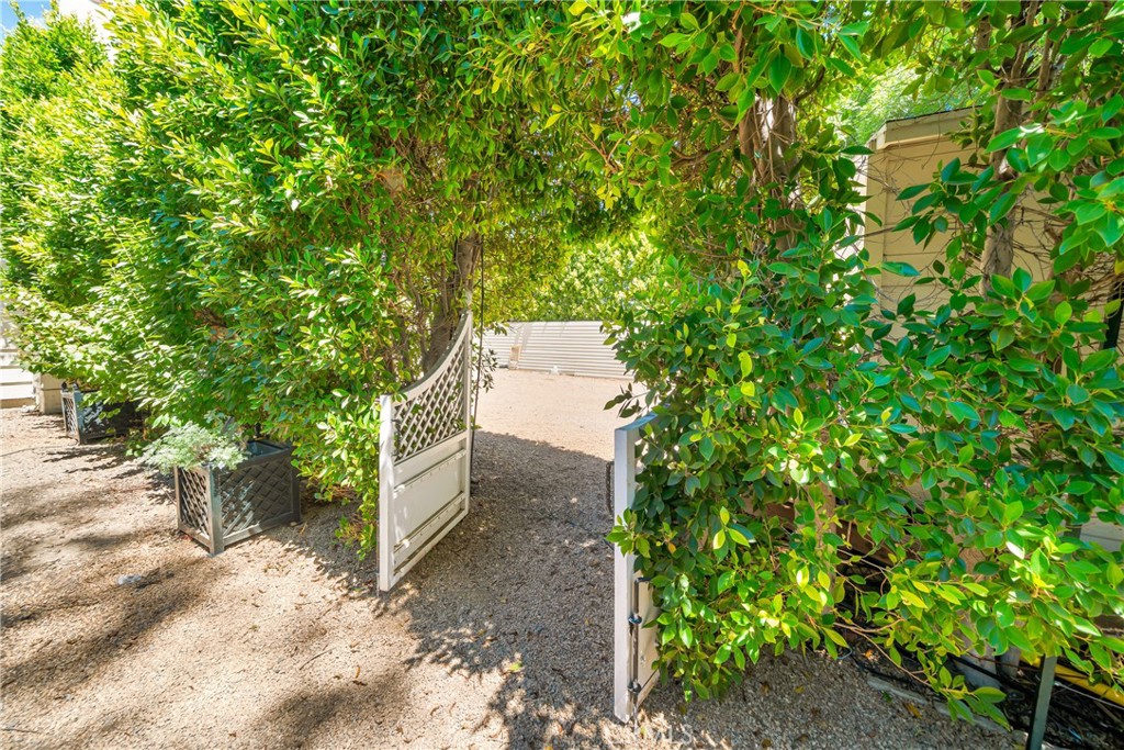 https://media.crmls.org/medias/5721d58d-78fe-4ac4-9b95-b312c1723055.jpg?preset=X-Large