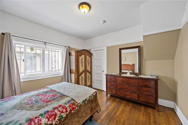 341 W 42nd St, Los Angeles CA: https://media.crmls.org/medias/57233775-1667-438b-b106-23b7ae70b0ea.jpg