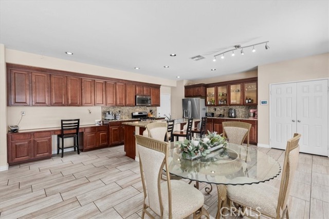 Detail Gallery Image 10 of 28 For 27109 Woodglen Ln, Moreno Valley,  CA 92555 - 4 Beds | 3 Baths