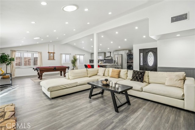 5633 Rawlings Avenue, Woodland Hills CA: https://media.crmls.org/medias/5725639b-6d96-46fc-bd28-122cd5b0f066.jpg