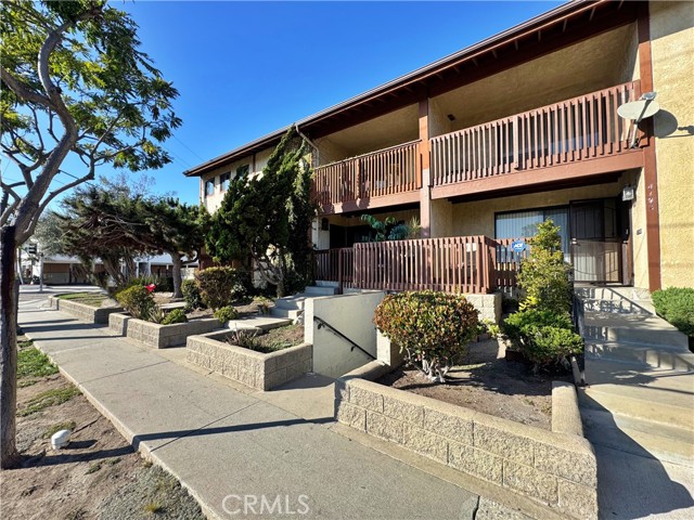 Detail Gallery Image 3 of 50 For 4177 Manhattan Beach Blvd., Lawndale,  CA 90260 - 3 Beds | 3 Baths