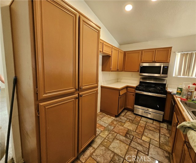 10966 Willow Lane, Adelanto CA: https://media.crmls.org/medias/57265d50-7efb-4be0-8469-c662492d8af0.jpg