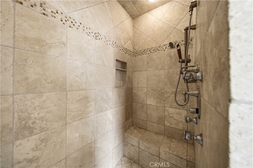 https://media.crmls.org/medias/572825bf-be40-40d0-acac-a8feb6a0187b.jpg?preset=X-Large