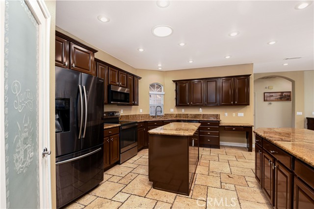 Detail Gallery Image 7 of 40 For 30938 Emperor, Canyon Lake,  CA 92587 - 4 Beds | 3 Baths