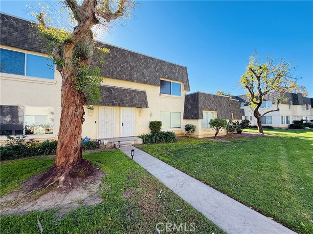 Detail Gallery Image 2 of 39 For 6511 Wystone Ave #4,  Reseda,  CA 91335 - 3 Beds | 2 Baths