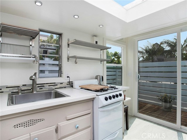 Detail Gallery Image 7 of 14 For 104 Welcome Lane, Seal Beach,  CA 90740 - 1 Beds | 1 Baths