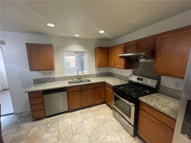 Detail Gallery Image 8 of 10 For 7547 Bellingham Ave, North Hollywood,  CA 91605 - 4 Beds | 3 Baths