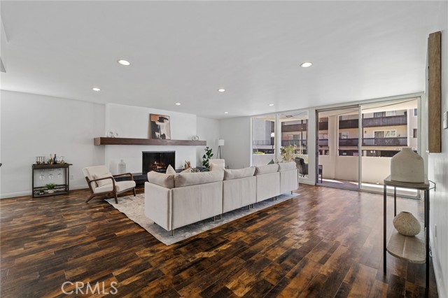 Detail Gallery Image 5 of 42 For 5339 Newcastle Ave #112,  Encino,  CA 91316 - 3 Beds | 2 Baths