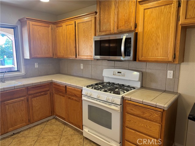 218 Brighton Avenue, King City CA: https://media.crmls.org/medias/57367f25-4ffa-4917-bddd-699b3440ef6c.jpg