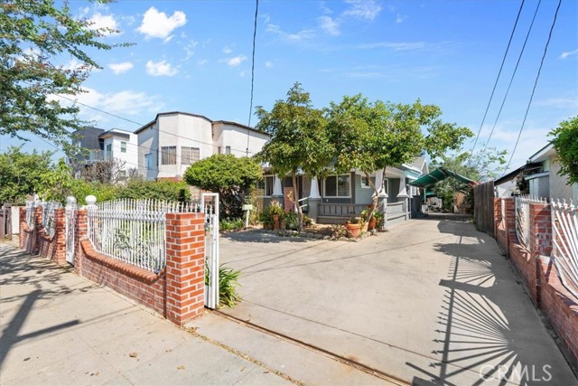 Detail Gallery Image 2 of 35 For 2823 E 6th, Los Angeles,  CA 90023 - 3 Beds | 2 Baths