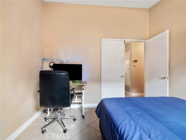16873 Silica Drive, Victorville CA: https://media.crmls.org/medias/573bb8f2-ad87-4ace-8170-d7377f025c53.jpg