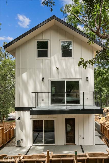 1670 Grass Valley Road, Lake Arrowhead CA: https://media.crmls.org/medias/573d6645-66e0-423c-96ec-ad962bad2759.jpg