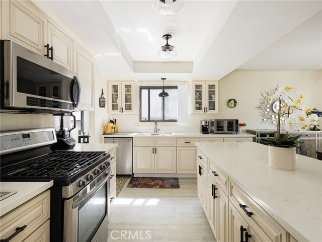 Detail Gallery Image 4 of 14 For 212 E Imperial Ave #E,  El Segundo,  CA 90245 - 3 Beds | 2 Baths