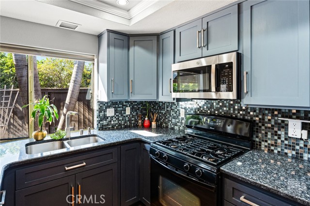 Detail Gallery Image 12 of 24 For 14870 Stonehedge Ln, Westminster,  CA 92683 - 2 Beds | 2 Baths