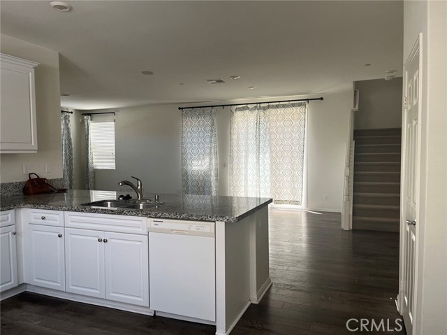 Detail Gallery Image 8 of 20 For 13084 Irisbend Ave, Corona,  CA 92880 - 3 Beds | 2/1 Baths