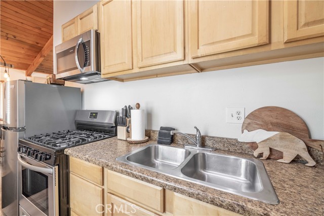 Detail Gallery Image 8 of 26 For 42581 Willow Ave, Big Bear Lake,  CA 92315 - 2 Beds | 1 Baths