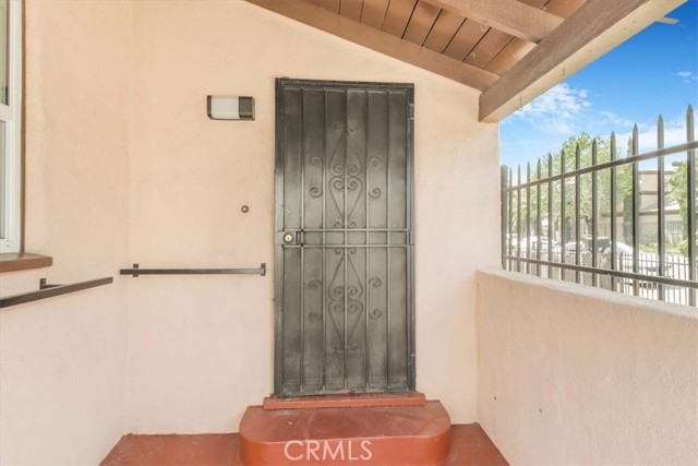 914 W 71st Street, Los Angeles CA: https://media.crmls.org/medias/57439443-be67-4c9c-90c3-8d3536f5b148.jpg