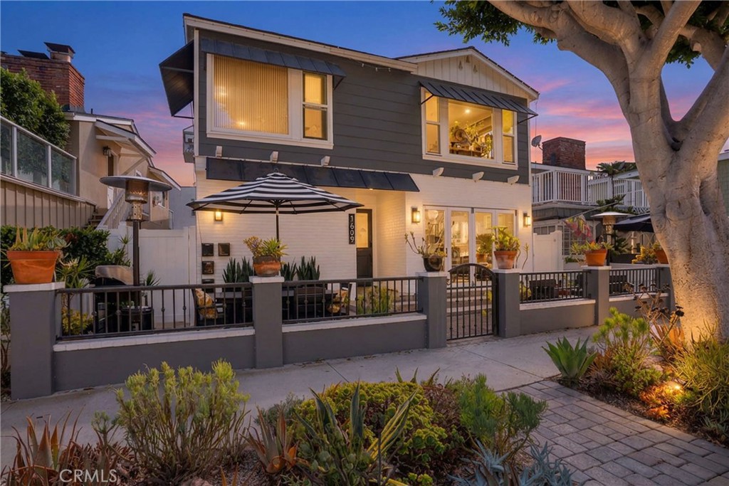 Quadruplex at 1609 E Balboa Boulevard