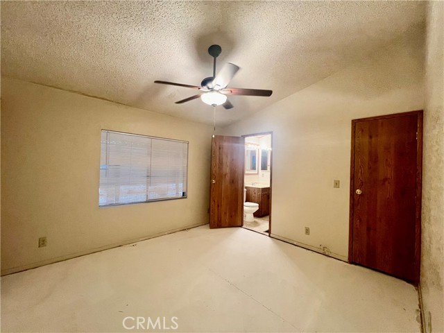 24600 Mountain Ave, Hemet CA: https://media.crmls.org/medias/57470301-e5a0-43f3-a8a3-ec981089c311.jpg