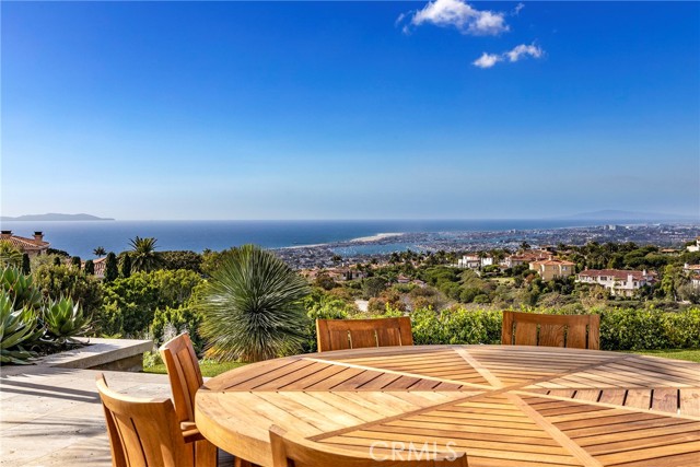 9 Sailcrest, Newport Coast CA: https://media.crmls.org/medias/57480144-33e4-4e66-b779-a7861fe08e3e.jpg