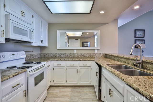 6032 Avenida De Castillo, Long Beach CA: https://media.crmls.org/medias/57485b28-4b42-4fe1-bb3e-cddbc57000e5.jpg