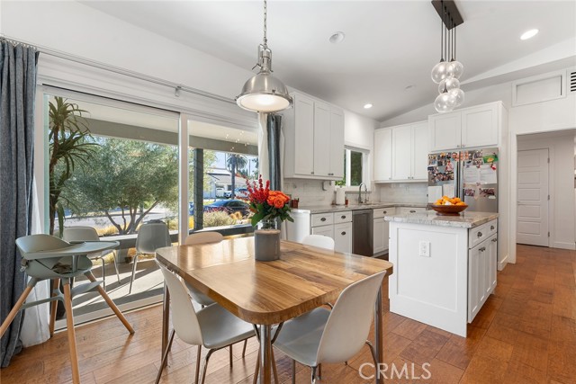 4835 Almidor Avenue, Woodland Hills CA: https://media.crmls.org/medias/57494288-9f63-4a9e-bbc4-f94f68910021.jpg
