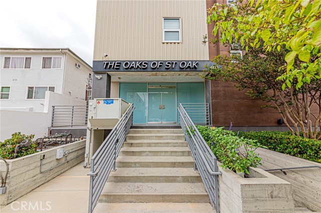 4813 Oakwood Avenue, Los Angeles CA: https://media.crmls.org/medias/574bfab6-91b7-49e5-84cf-8bf7ae406c0e.jpg
