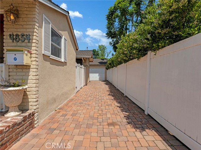 4854 Ranchito Avenue, Sherman Oaks CA: https://media.crmls.org/medias/57531e8b-26c9-47c5-a03a-ccefed2aed12.jpg