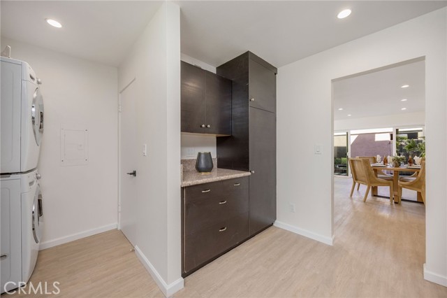 Detail Gallery Image 8 of 28 For 18110 Killion St #2,  Tarzana,  CA 91356 - 3 Beds | 2/1 Baths