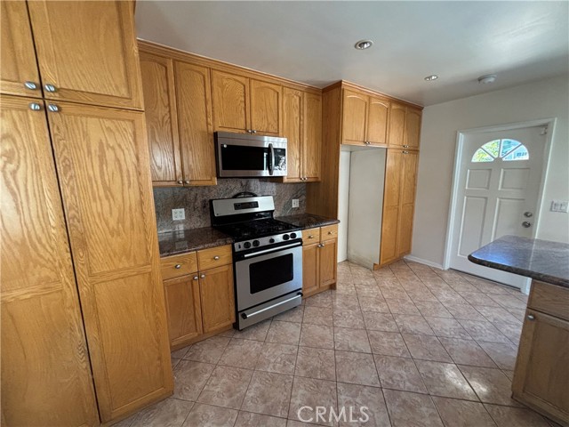 21327 De La Osa, Woodland Hills CA: https://media.crmls.org/medias/5761c546-b224-4a2c-b8c8-6385d7aa17bd.jpg