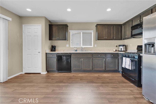 10562 Chevron Court, Adelanto CA: https://media.crmls.org/medias/5763c50c-a67e-4e3d-8854-dda66444d36e.jpg