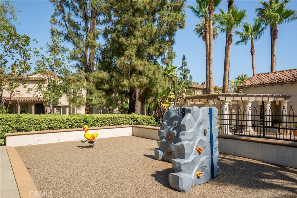 https://media.crmls.org/medias/5765f995-dfb4-430d-ab3d-176f7efd119a.jpg?preset=X-Large